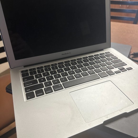 Apple Macbook Air - Picture 2 of 2
